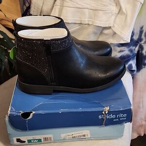 Kids stride right size 5W NIB